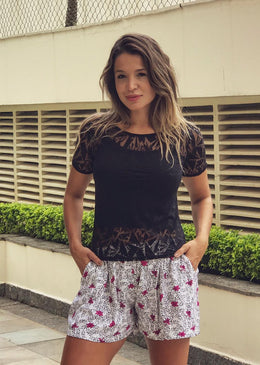 T-shirt LE  composta por duas peças, uma regata e a T-shirt de manga, feita em devôre, com a transparência na medida certa.Peça duas em uma... 