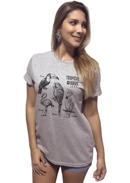 T-Shirt Feminina Escrita Tropical Birds,com Caimento Reto e Gola Careca.-INFORMAÇÕES: Modelo: 4104TShirtCinzaComposição: 100% AlgodãoLavagem: lavar a mão ou máquina, não alvejar, não secar em tambor, não... 