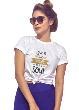 T-Shirt Feminina Love is The Beauty com Caimento Reto e Gola Careca.-INFORMAÇÕES: Modelo: 6409TshirtFemBrancCor: BrancoComposição: 100% AlgodãoLavagem: lavar a mão ou máquina, não alvejar, não secar... 