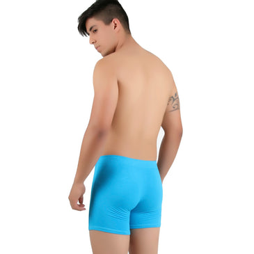 Cueca Boxer TOTTER® em Cotton (Algodão) Sem desenhos e cor Lisa, cós elástico embutido. >Cueca Tipo Boxer Tradicional>Modelagem Anatomica>Sem Desenhos>Não sobe>Não marcaModelo veste o tamanho M.Observação: Imagens Ilustrativas, elástico... 