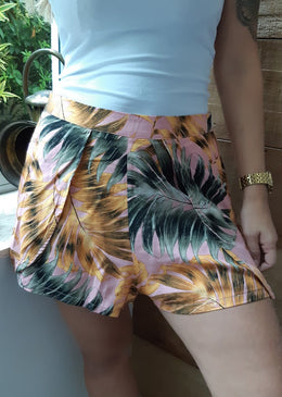 Lindo shorts em viscose, com estampas de folhas.Fecho em zíper na lateralComprimento: CurtoTecido: ViscoseComposição: 100% viscoseTabela de MedidaTamanho P veste 38Tamanho M veste 40Tamanho G veste 42Tamanho... 