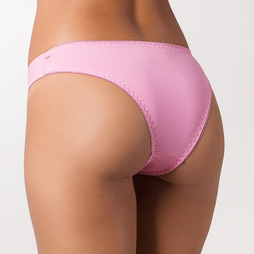 Kit com 3 unidades de tanga ConfortoKit vai com as 3 no tamanho escolhido e cores sortidas!*Calcinha Confortável*Confeccionada em Poliamida*Com lateral larguinha, trazendo mais conforto*Detalhe... 