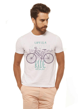 Camiseta Branca Estampada Masculina Joss - Life Is A , caimento reto e solto.- INFORMAÇÕES: Modelo: 4308 - Cor: BRANCA - Composição: 100 % Algodão... 