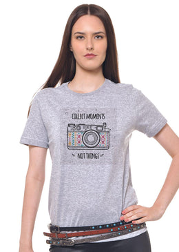 CAMISETA CINZA MESCLA ESTAMPADA FEMININA JOSS , caimento reto e solto.- INFORMAÇÕES: Modelo: 4308 - Cor: CINZA-MESCLA - Composição: 100 % Algodão Lavagem: lavar a... 