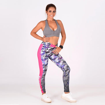 Calça legging Sublimada em suplex, possui cintura alta, deixando o seu corpo ainda mais bonito e modelado.Esta calça legging ainda pode ser usada em diversas... 