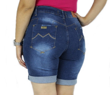 Bermuda: FeminiaModelo : Meia CoxaCintura:  AltaMarca:    Dinho´s JeansTecido:    JeansComposição:   98% Algodão  34%    2% ElastanoModelo veste tamanho:   40Obs: Bermuda com Bolso Antifurto> Porta cartão de Credito e Documentos  ETC. 