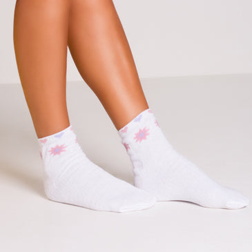 Meia Feminina Cano longo WS >Com cano Médio Longo>Com desenhos no elástico>Confeccionada em Algodão>Marca WSObs: Os desenhos no elástico são variados.Total conforto para o seu dia-a-dia!Tamanhos Veste do... 