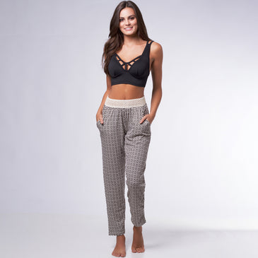 o produto Calça Larguinha Hippie Pantalona>Calça Pantalona>Estampada >Cós elástico tipo crochê >Tecido leve Ideal para o seu dia-a-dia!Tamanhos Aproximados Tamanho M – veste até o manequim 40Tamanho G –... 