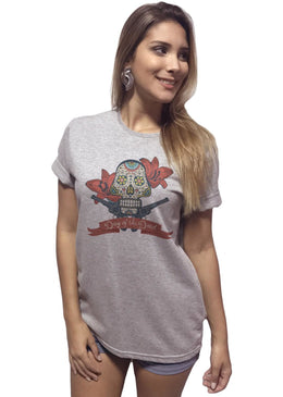 T-Shirt Feminina Escrita Day Of The Dead,com Caimento Reto e Gola Careca.-INFORMAÇÕES: Modelo: 4085TShirtFemCinzaComposição: 100% AlgodãoLavagem: lavar a mão ou máquina, não alvejar, não secar em... 