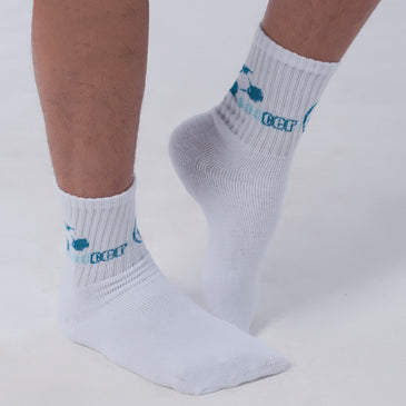 Kit com 10 pares de meias de cano longo em algodão, todas em embalagem individual e cores e pacote (sendo 80% brancas 20% outras cores)Meias... 