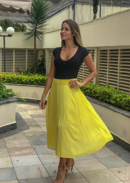 Saia midi em tecido leve e forro, ziper lateral.A saia midi alonga sua silhueta e traz um toque de sofisticacao a produção.Composição:100% ViscoseForro:100% Poliester 