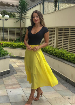 Saia midi em tecido leve e forro, ziper lateral.A saia midi alonga sua silhueta e traz um toque de sofisticacao a produção.Composição:100% ViscoseForro:100% Poliester 