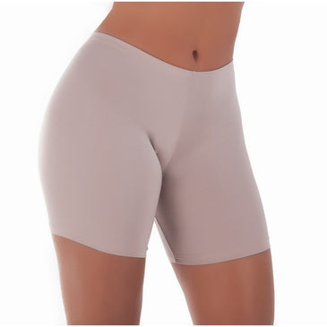 Ideal para ser usada embaixo de roupas curtas, etc. Bermuda estética em microfibra lisa de qualidade, possui elástico no cós, sem forro. Cores: A modelo... 