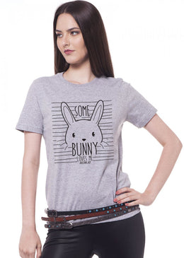 T-Shirt Feminina Escrita Some Bunny,com Caimento Reto e Gola Careca.-INFORMAÇÕES: Modelo: 4078TShirtFemCinzaTamanho: ÚnicoComposição: 100% AlgodãoLavagem: lavar a mão ou máquina, não alvejar, não secar em tambor,... 