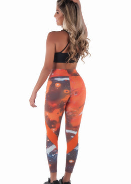 Calça de ginástica tipo legging em microfibra de poliéster (sem transparência) com lindas estampas e corte em tecido furadinho, modelo de cós médio duplo com... 