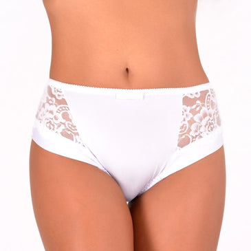 ** Amostras de cores e estampas encontram-se na última foto.**Calcinha Charme, confeccionada em Romantic com detalhes em renda nas laterais, calcinha cintura alta, proporcionando mais... 