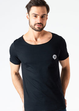 Aquela camiseta básica que não pode faltar no guarda-roupas, com um toque descolado da gola canoa. É a nossa curinga, para ser escolhida quando está... 