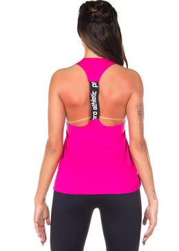 Regata fitness preta, confeccionada em viscolycra com tira elástica nas costas que valoriza o look, cavas maiores e recorte atrás garantem respirabilidade, ajudando a manter... 