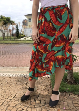 Saia envelope, com estampas em folhas no tecido crepe bubleTabela de medidas:P veste 38M veste 40G veste 42GG veste 44Composição97% POLIÉSTER 3% ELASTANOFORRO 100% POLIÉSTER  