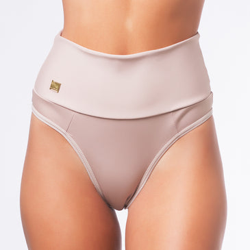 Atenção: A cor que a modelo veste é Marrom!Calcinha Cinta Modeladora Cós Alto> Cinta Modeladora > Cós duplo Alto 95mm> Boa compressão> Ótimos acabamentos>Forro em AlgodãoTamanhos... 