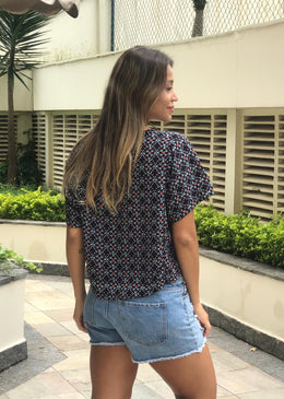 O cropped Izabel feito em tecido macio e comprimento ideal. Deixa o look mais despojado com jeans ou pode ser usado com saia, deixando o look... 