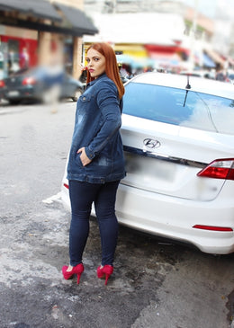 Casaco: FemininoModelo : Jaqueta MaxMarca:    Dinho´s JeansTecido:    JeansComposição:   73 Algodão  26% Poliester  1% ElastanoModelo veste tamanho:   P 