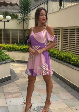 O vestido Fabi é feito em viscose leve todo forrado, sua modelagem é godê, detalhe para as mangas amarradas e babado na barra.Vestido ideal para... 