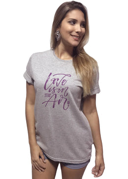 T-Shirt Feminina Escrita Love Is The Air,com Caimento Reto e Gola Careca.-INFORMAÇÕES: Modelo: 4094TShirtFemCinzaComposição: 100% AlgodãoLavagem: lavar a mão ou máquina, não alvejar, não secar em... 