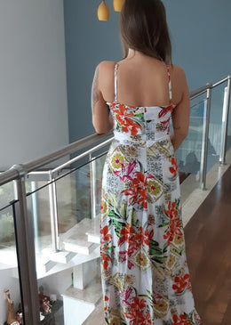 Vestido longo, estampado de flores.Modelo alegre, ideal para usar em dias ensolaradosFecho em zíper nas costasAlça regulávelTabela de MedidaTamanho P veste 38Tamanho M veste 40Tamanho... 