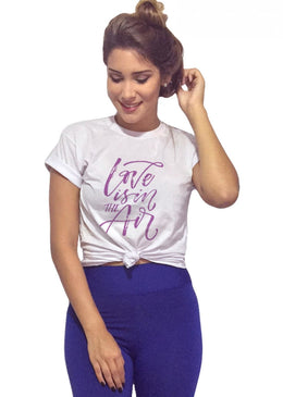 T-Shirt Feminina Love is in The Air com Caimento Reto e Gola Careca.-INFORMAÇÕES: Modelo: 6408TshirtFemBrancCor: BrancoComposição: 100% AlgodãoLavagem: lavar a mão ou máquina, não alvejar, não... 