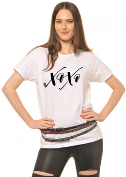 T-Shirt Feminina Xoxo com Caimento Reto e Gola Careca.-INFORMAÇÕES: Modelo: 6415TshirtFemBrancCor: BrancoTamanho: ÚnicoComposição: 100% AlgodãoLavagem: lavar a mão ou máquina, não alvejar, não secar em tambor,... 