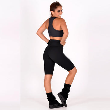 ** Amostras de cores e estampas encontram-se na última foto.**Bermuda Ciclista liso, confeccionada em Suplex, o modelo possui cós duplo de cintura alta, com ótimo... 