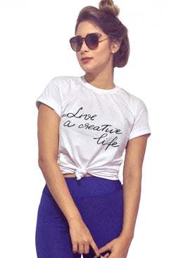 T-Shirt Feminina Live a Creative com Caimento Reto e Gola Careca.-INFORMAÇÕES: Modelo: 6407TshirtFemBrancCor: BrancoComposição: 100% AlgodãoLavagem: lavar a mão ou máquina, não alvejar, não secar em... 