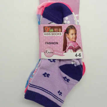 -------- *Kit com 3 pares de meias Infantis Feminina com desenhos sortidos ----------*Possuem material antiderrapante na sola -----------******* P VESTE DE 2 A 4 ANOS... 