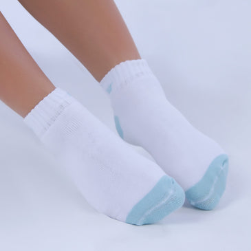 Par de Meias Sport tipo Soquete Feminina Par de meias em algodão conforto, curta/soquete. São todas na cor Branca com pequenos detalhes coloridos na ponta dos pés e... 